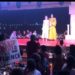 Tania Moon despliega una pancarta durante la gala de entrega de premios a influencers en Lío.