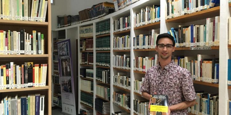 Joan Gomila amb el seu llibre a la Biblioteca Municipal d'Eivissa. Foto: Toni Escandell.