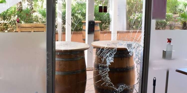 Una imagen de archivo de un robo con rotura de cristales en un establecimiento de la ciudad de Ibiza.