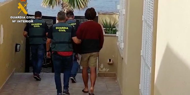 Un momento de la detención del presunto abusador en Mallorca. Guardia Civil.