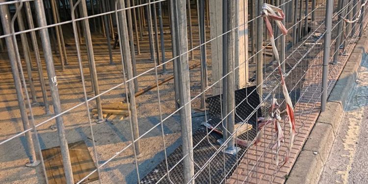 Acera en la calle de la Gavina, actualmente ocupada por las obras. Noudiari.