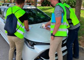 Imagen de archivo de personal del Consell controlando taxis pirata en Ibiza.