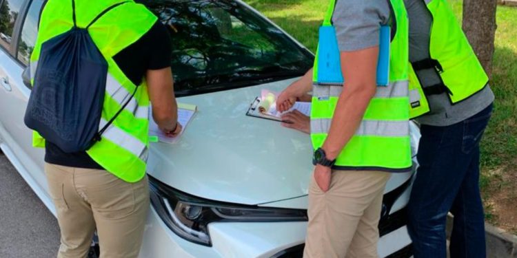 Imagen de archivo de personal del Consell controlando taxis pirata en Ibiza.