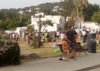 Turistas desalojados del hotel. Imagen exclusiva de Noudiari.es