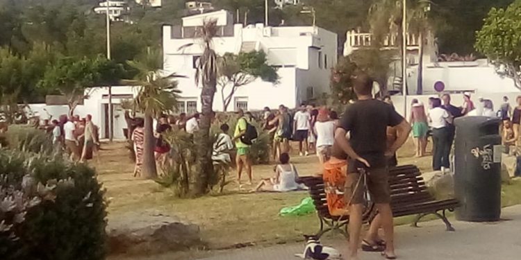Turistas desalojados del hotel. Imagen exclusiva de Noudiari.es