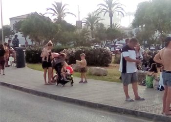 Turistas en las afueras de un establecimiento hotelero de Ibiza.