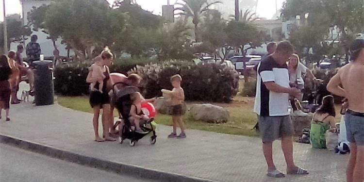 Turistas en las afueras de un establecimiento hotelero de Ibiza.