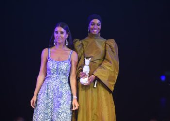 La consellera Maria Fajarnés en un momento de la gala con la ganadora de un premio