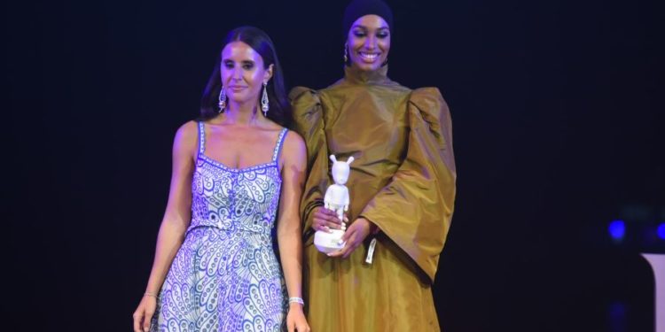 La consellera Maria Fajarnés en un momento de la gala con la ganadora de un premio