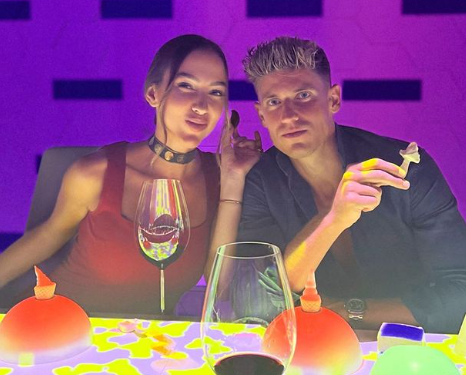 Imagen de Paddy Noarbe y Marcos Llorente en un restaurante de lujo de Ibiza. Stories Instagram.