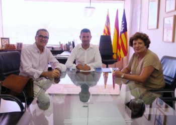 Firma del convenio de colaboración. Ayuntamiento de Sant Antoni.