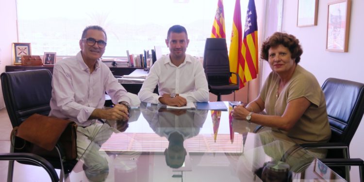 Firma del convenio de colaboración. Ayuntamiento de Sant Antoni.