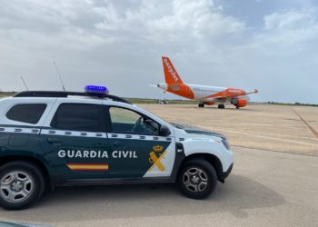 Avión afectado por la amenaza de bomba, en una imagen facilitada por la Guardia Civil de Baleares.