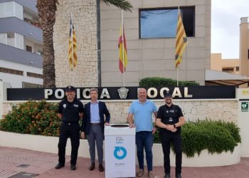 Miguel Ángel C. Gil (Oficial coordinador de la Policía Local), Ignasi Villar (representante de Insignia), Juan Carlos Roselló (concejal de Seguridad Ciudadana) y Pedro Torres (responsable de uniformes de la Policía Local).