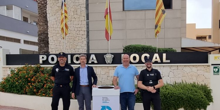 Miguel Ángel C. Gil (Oficial coordinador de la Policía Local), Ignasi Villar (representante de Insignia), Juan Carlos Roselló (concejal de Seguridad Ciudadana) y Pedro Torres (responsable de uniformes de la Policía Local).