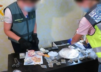 Dinero y gran cantidad de droga aprehendida durante la operación.