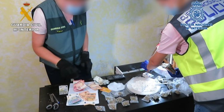 Dinero y gran cantidad de droga aprehendida durante la operación.