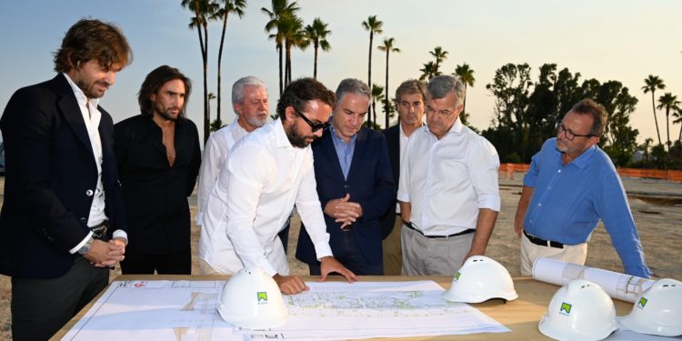 Observación de los planos del nuevo complejo turístico de la empresa ibicenca, situado en Estepona. Pacha.
