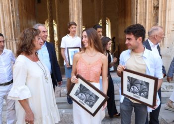 Els eivissencs Maria Cristina Guasch Cardona i Sergi Minchiotti Marí, que tenen les dues millors notes de selectivitat, amb la presidenta Armengol. CAIB.