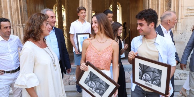 Els eivissencs Maria Cristina Guasch Cardona i Sergi Minchiotti Marí, que tenen les dues millors notes de selectivitat, amb la presidenta Armengol. CAIB.