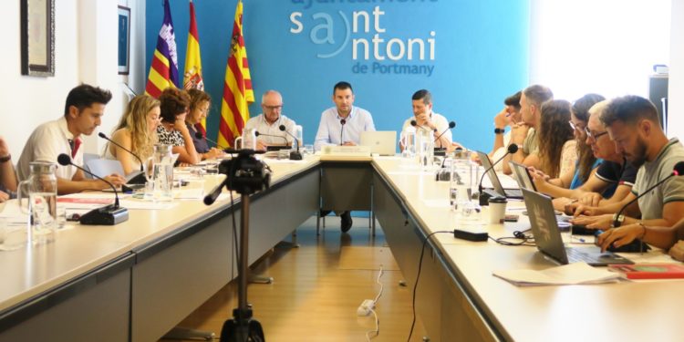 Imagen de un pleno municipal del Ayuntamiento de Sant Antoni.