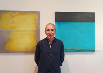 L'artista Enric Riera a l'exposició 'Infinitum'. Consell de Formentera.