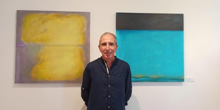 L'artista Enric Riera a l'exposició 'Infinitum'. Consell de Formentera.
