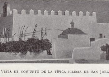 L'església de Sant Jordi, un dels temples més fotografiats i descrits pels viatgers (i les viatgeres) a l'Eivissa de les dues primeres dècades del segle XX pels seus peculiars merlets que li donen la seua fesomia de castell. A més, era parada obligada a la visita a ses Salines.