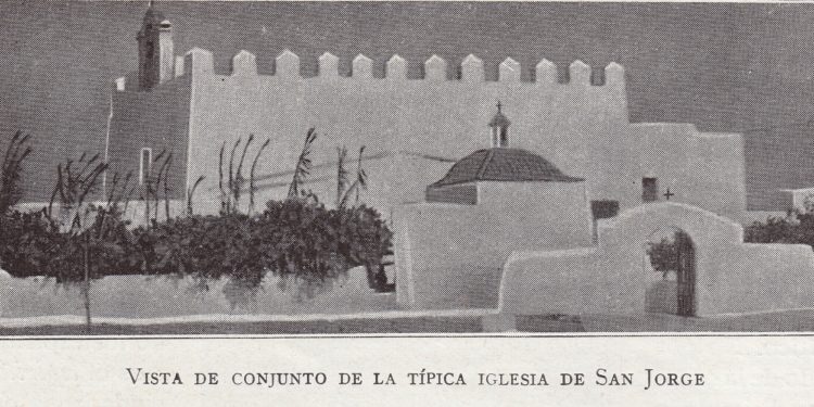 L'església de Sant Jordi, un dels temples més fotografiats i descrits pels viatgers (i les viatgeres) a l'Eivissa de les dues primeres dècades del segle XX pels seus peculiars merlets que li donen la seua fesomia de castell. A més, era parada obligada a la visita a ses Salines.
