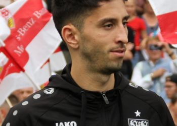 Atakan Karazor. Imagen Jeollo von VfB-exklusiv.de de Wikipedia