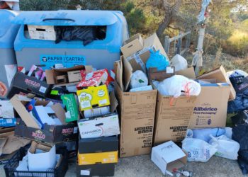 Fotodenuncia del GEN GOB de basura acumulada fuera de los contenedores en la zona de Porroig.