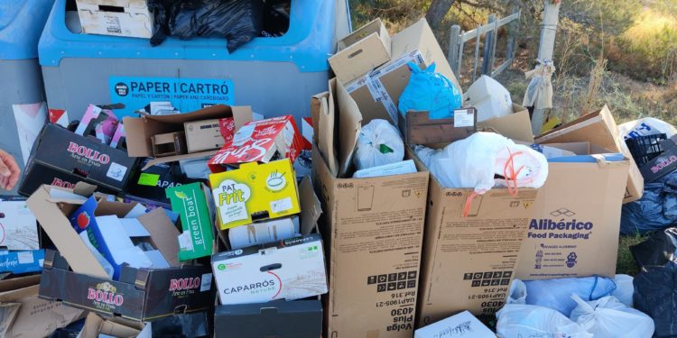 Fotodenuncia del GEN GOB de basura acumulada fuera de los contenedores en la zona de Porroig.