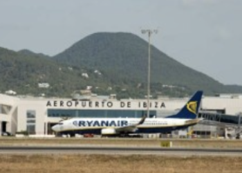 Un vuelo de Ryanair en el Aeropuerto de Ibiza.