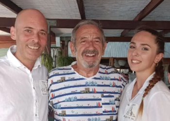 Jordi Ezcurra, a la izquierda, con Karlos Arguiñano y miembros del personal de Es Molí de Sal. Créditos Instagram Jordi Ezcurra.