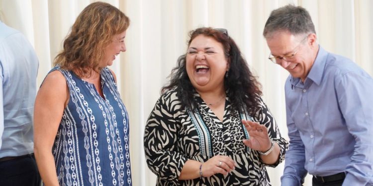 La presidenta del Govern, Francina Armengol; Silvia Hernández (portavoz de los vecinos) y Josep Marí Ribas, conseller de Vivienda, hoy el la sala de plenos del Ayuntamiento de Sant Josep.
