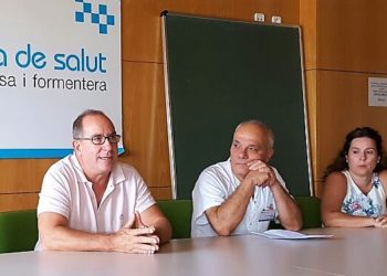 Juli Fuster, a a izquierda, en una comparecencia de prensa en Ibiza
