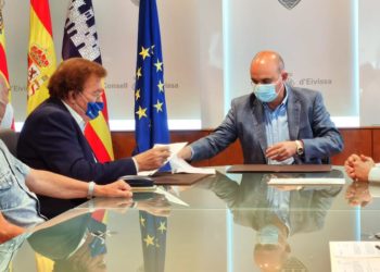 Miquel Bestard, a la izquierda, en e Consell de Ibiza