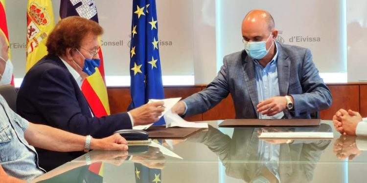 Miquel Bestard, a la izquierda, en e Consell de Ibiza