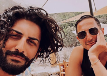 Los actores Kamyar Jahan y Sasha Roiz en Ibiza.