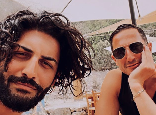 Los actores Kamyar Jahan y Sasha Roiz en Ibiza.