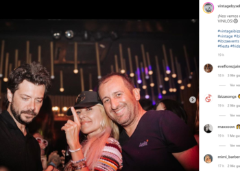 Álvaro Morte, Cayetana Guillén Cuervo y Sebastián Gamboa, en la fiesta Vintage de Lío. Créditos Instagram Vintage by Sebastian Gamboa.