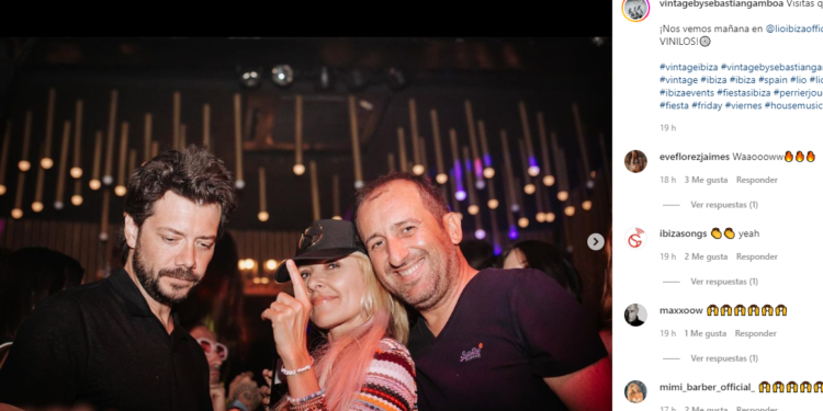 Álvaro Morte, Cayetana Guillén Cuervo y Sebastián Gamboa, en la fiesta Vintage de Lío. Créditos Instagram Vintage by Sebastian Gamboa.