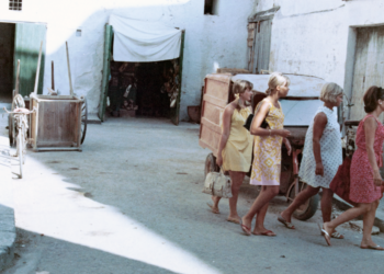 Turistas paseando por la ciudad de Ibiza en 1967. Joaquim Gomis. Fondo del Arxiu Nacional de Catalunya. Ⓒ Hereus Joaquim Gomis