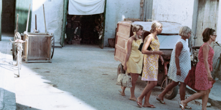 Turistas paseando por la ciudad de Ibiza en 1967. Joaquim Gomis. Fondo del Arxiu Nacional de Catalunya. Ⓒ Hereus Joaquim Gomis
