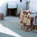 Turistas paseando por la ciudad de Ibiza en 1967. Joaquim Gomis. Fondo del Arxiu Nacional de Catalunya. Ⓒ Hereus Joaquim Gomis