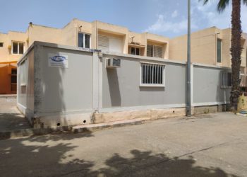 El comedor del colegio Can Misses está instalado en este barracón desde 2007.