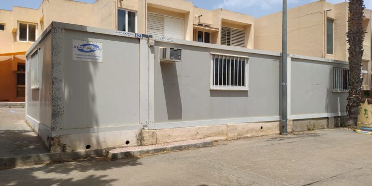 El comedor del colegio Can Misses está instalado en este barracón desde 2007.