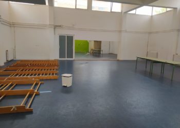 La sala que acogerá el comedor tiene un suelo deportivo inadecuado, tipo caucho, una acústica terrible y además hace mucho calor: esta mañana más de 32 grados.