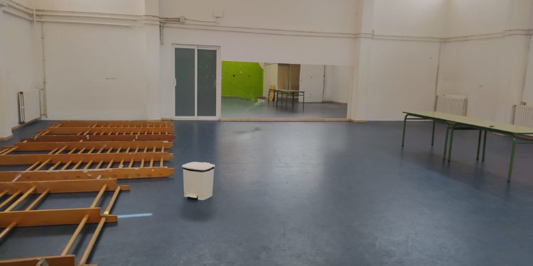 La sala que acogerá el comedor tiene un suelo deportivo inadecuado, tipo caucho, una acústica terrible y además hace mucho calor: esta mañana más de 32 grados.