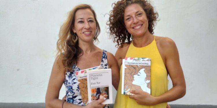 Eva Tur y Belén Liñán, con los libros de ambas. Foto de Daniela Gugliandolo.
